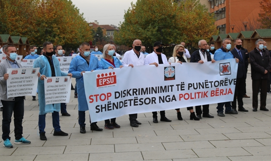 Mjeket e Kosoves ne proteste, pacientet nuk marrin sherbime